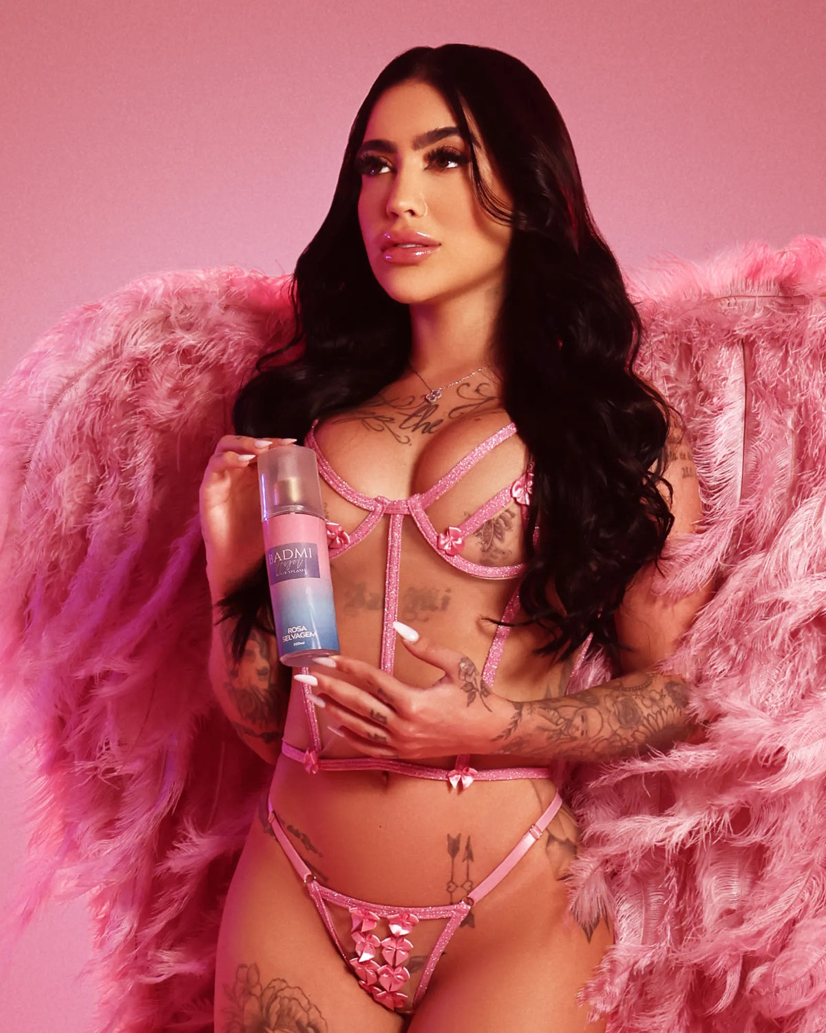 Modelo segurando o Body Splash BADMI Angel 200ml da Rosa Selvagem