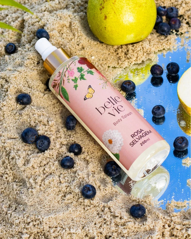 Body Splash Belle Vie 200ml da Rosa Selvagem em composição fotográfica