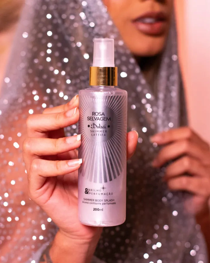 Modelo segurando o Body Splash Dubai Shimmer Lattifa 200ml da Rosa Selvagem
