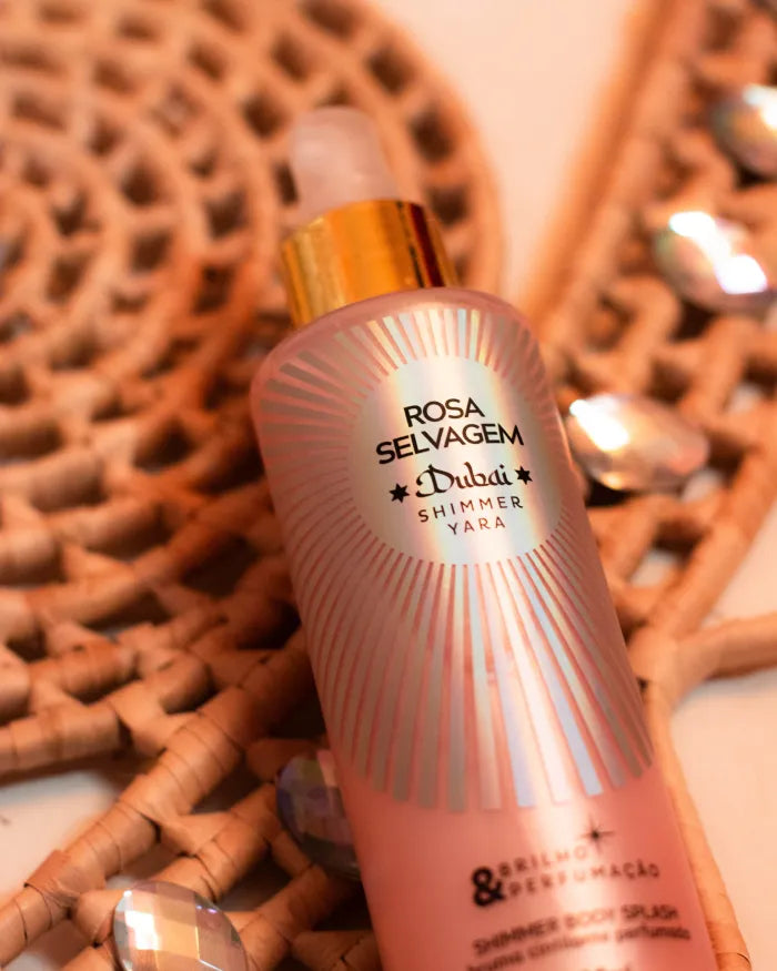 Modelo segurando o Body Splash Dubai Shimmer Yara 200ml da Rosa Selvagem