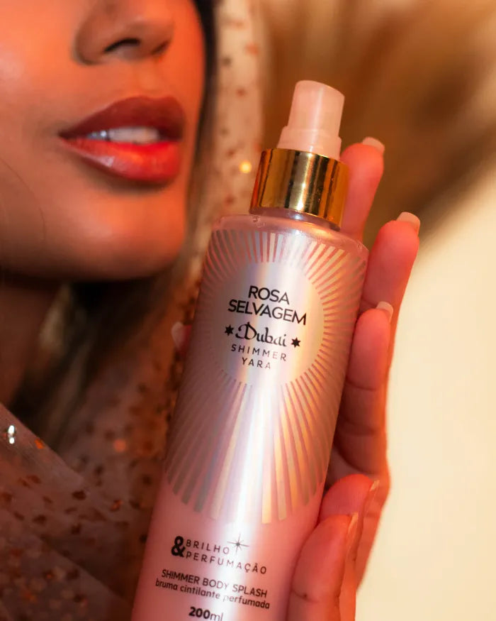 Modelo segurando o Body Splash Dubai Shimmer Yara 200ml da Rosa Selvagem