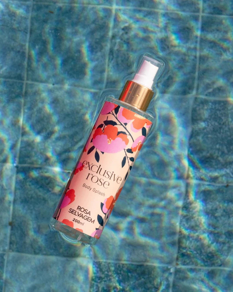 Body Splash Exclusive Rose 200ml da Rosa Selvagem em composição fotográfica