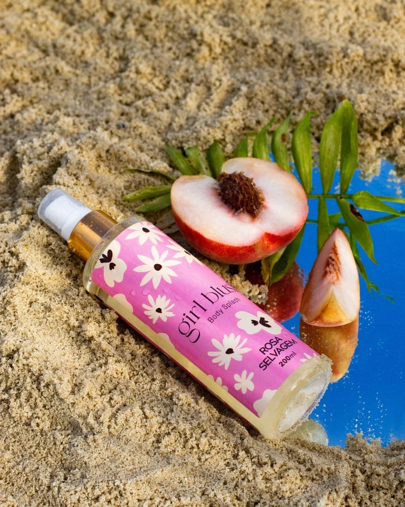 Body Splash Girl Blush 200ml da Rosa Selvagem em composição fotográfica