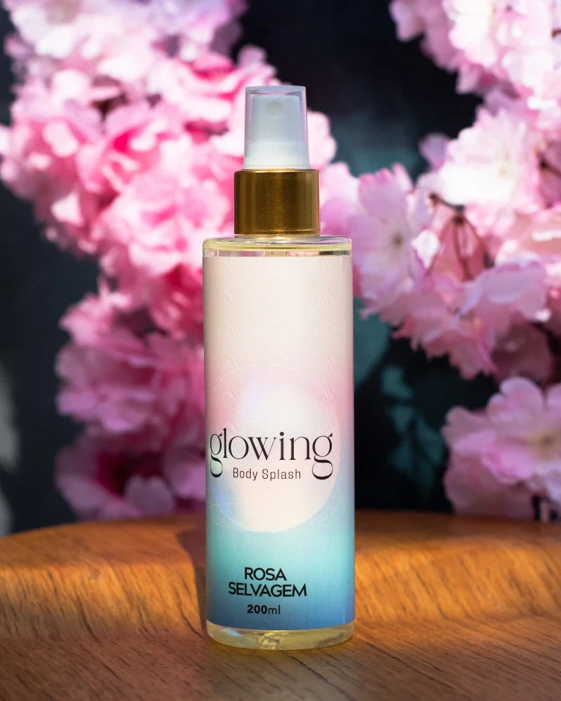 Body Splash Glowing 200ml da Rosa Selvagem em composição fotográfica