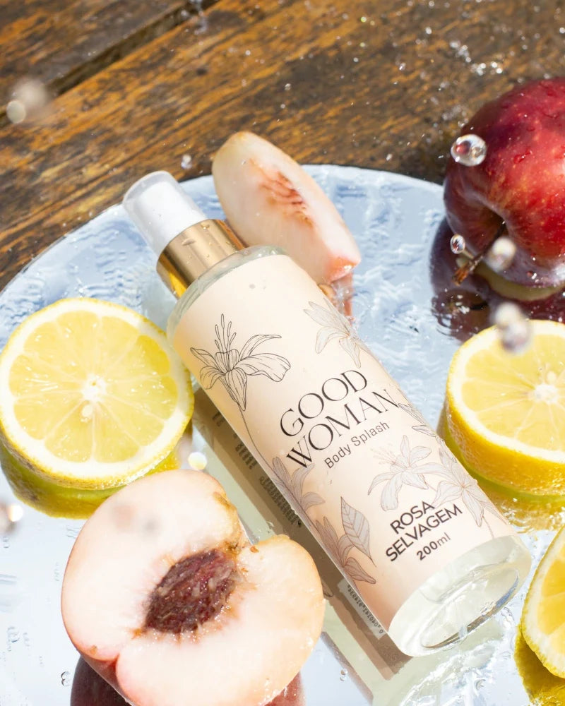 Body Splash Good Woman 200ml da Rosa Selvagem em composição fotográfica
