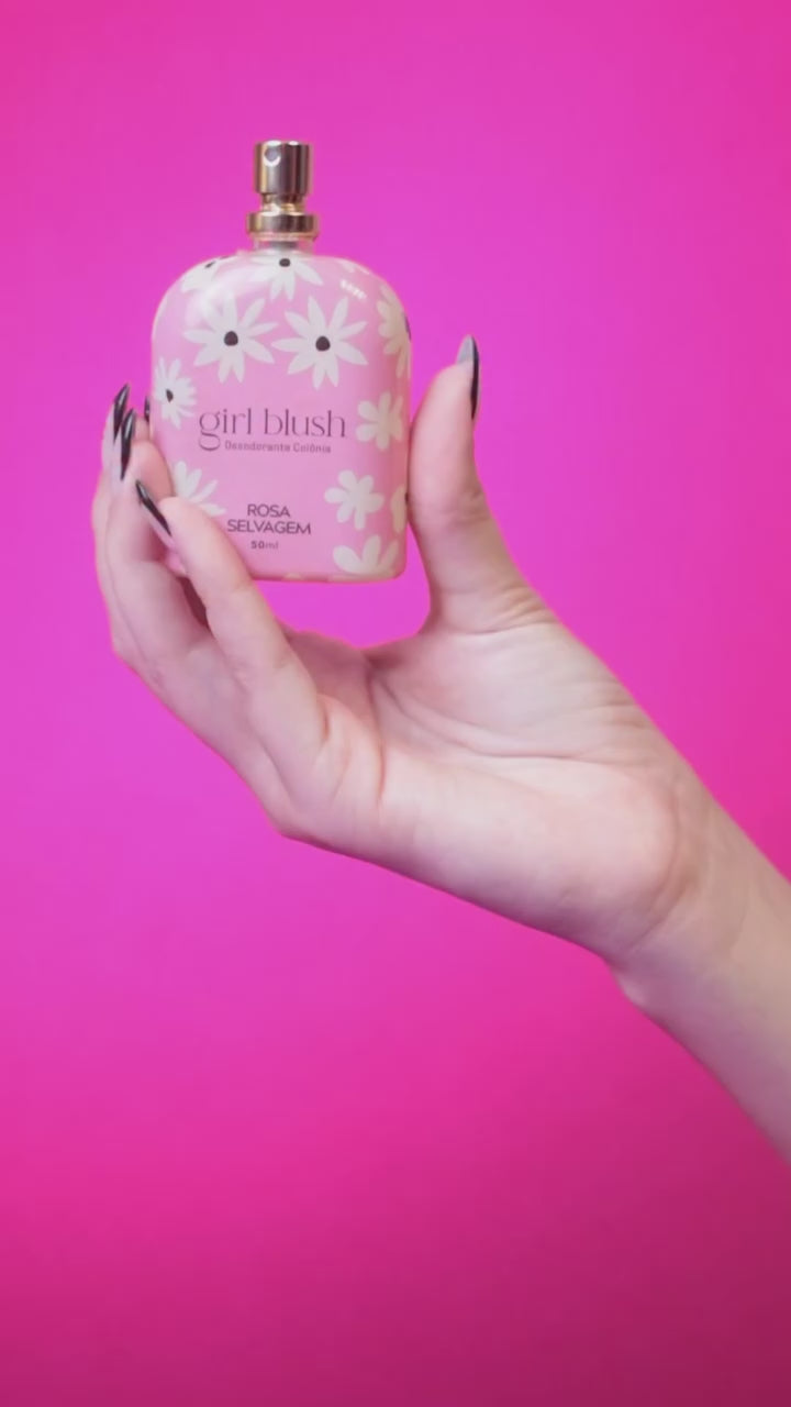 Cliente usando body splash Rosa Selvagem Parfum